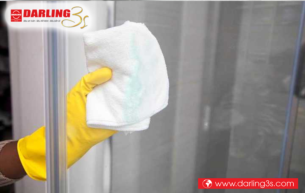 Dùng khăn chuyên dụng lau khô mặt kính sau khi vệ sinh xong Tủ mát Darling