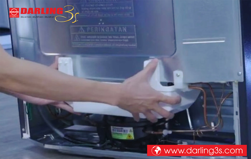 Nguyên nhân khiến tủ lạnh Darling kêu to và rung do máng nước thải bị lệch