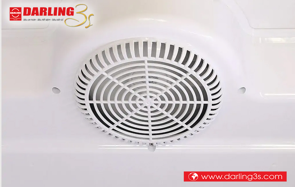 Tủ mát Darling với quạt lồng sốc giúp thổi hơi lạnh đến từng ngóc ngách tủ, đảm bảo nhiệt độ đều và giữ thực phẩm luôn tươi ngon