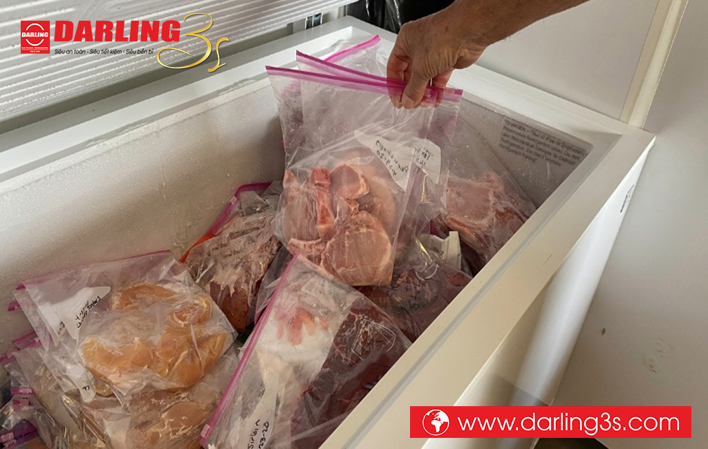 Bọc kín thưc phẩm trước khi cho vào tủ đông Darling