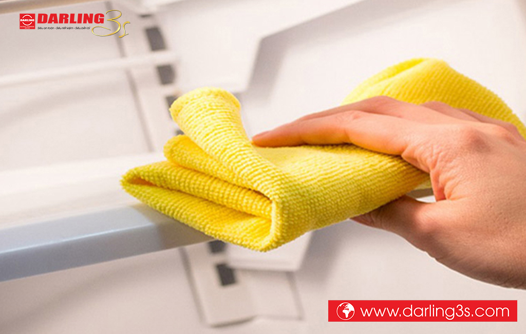 Dùng khăn bông mềm vệ sinh tủ mát Darling