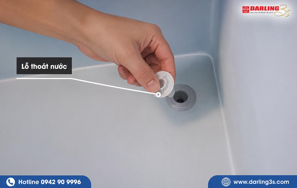 Mở nút thoát nước tủ đông